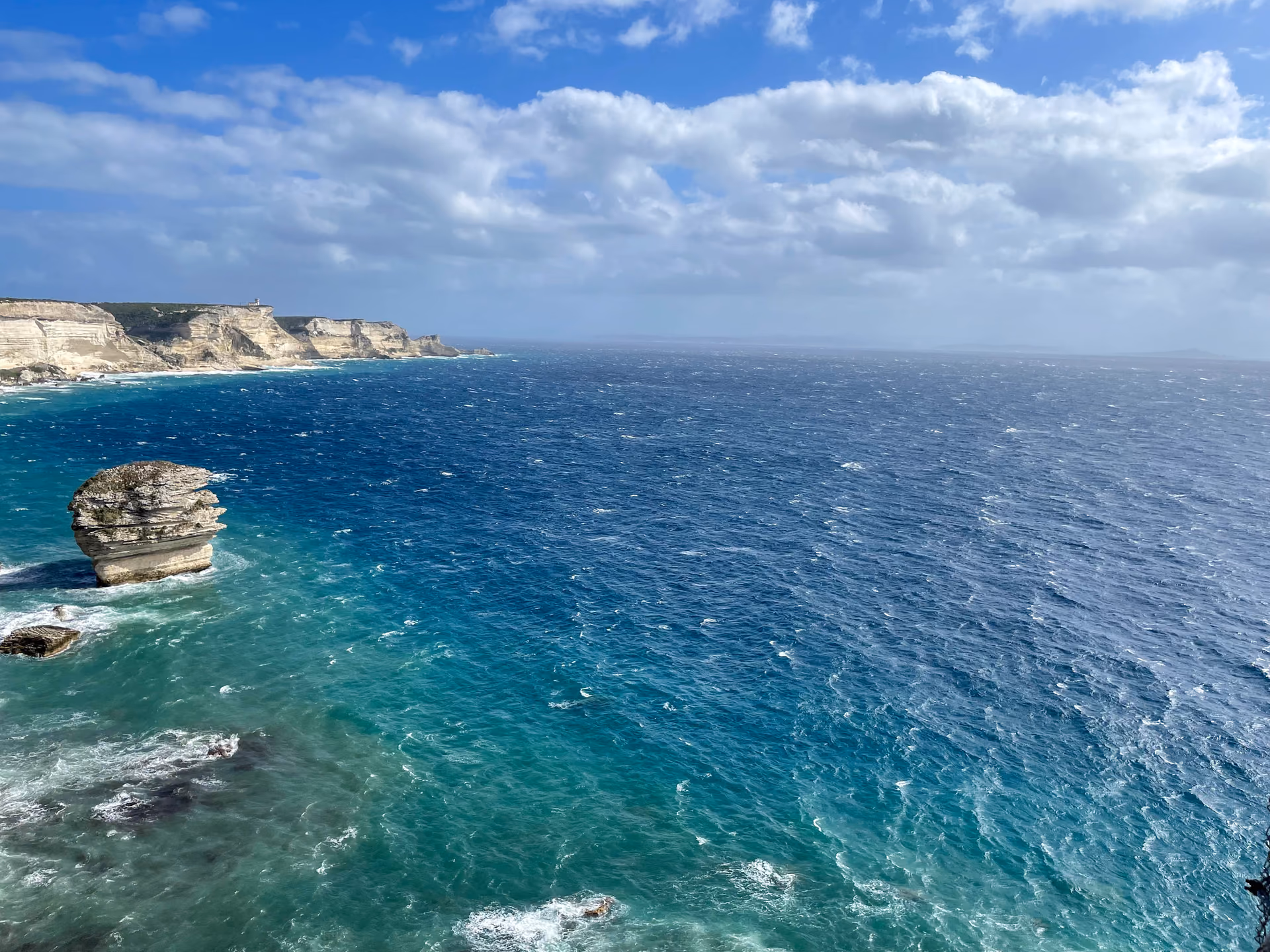 Rochers et mer turquoise