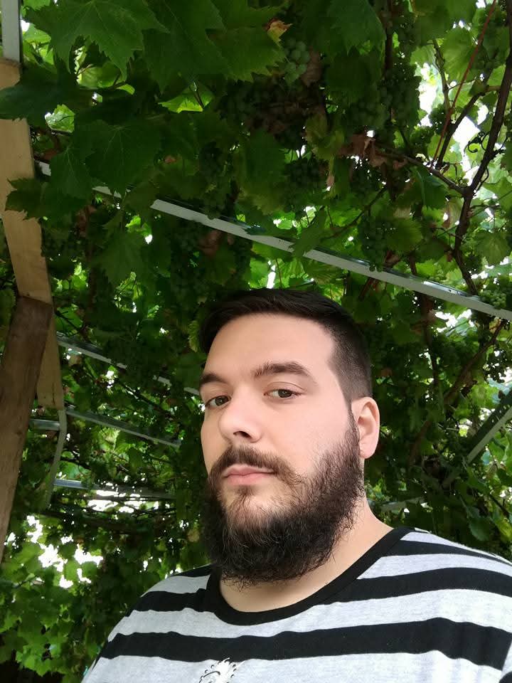 Portrait de Monsieur Paulo sous une vigne