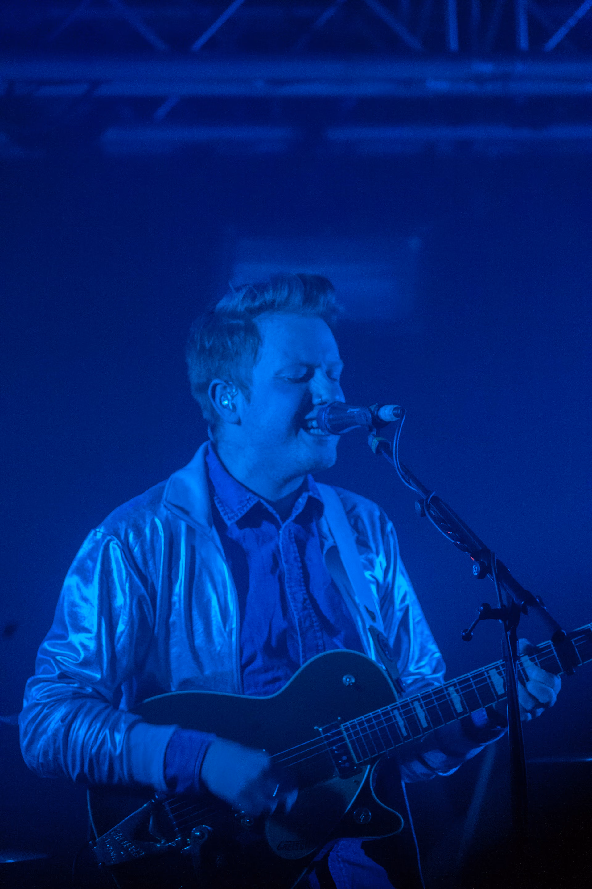 Chant sous la lumière bleue