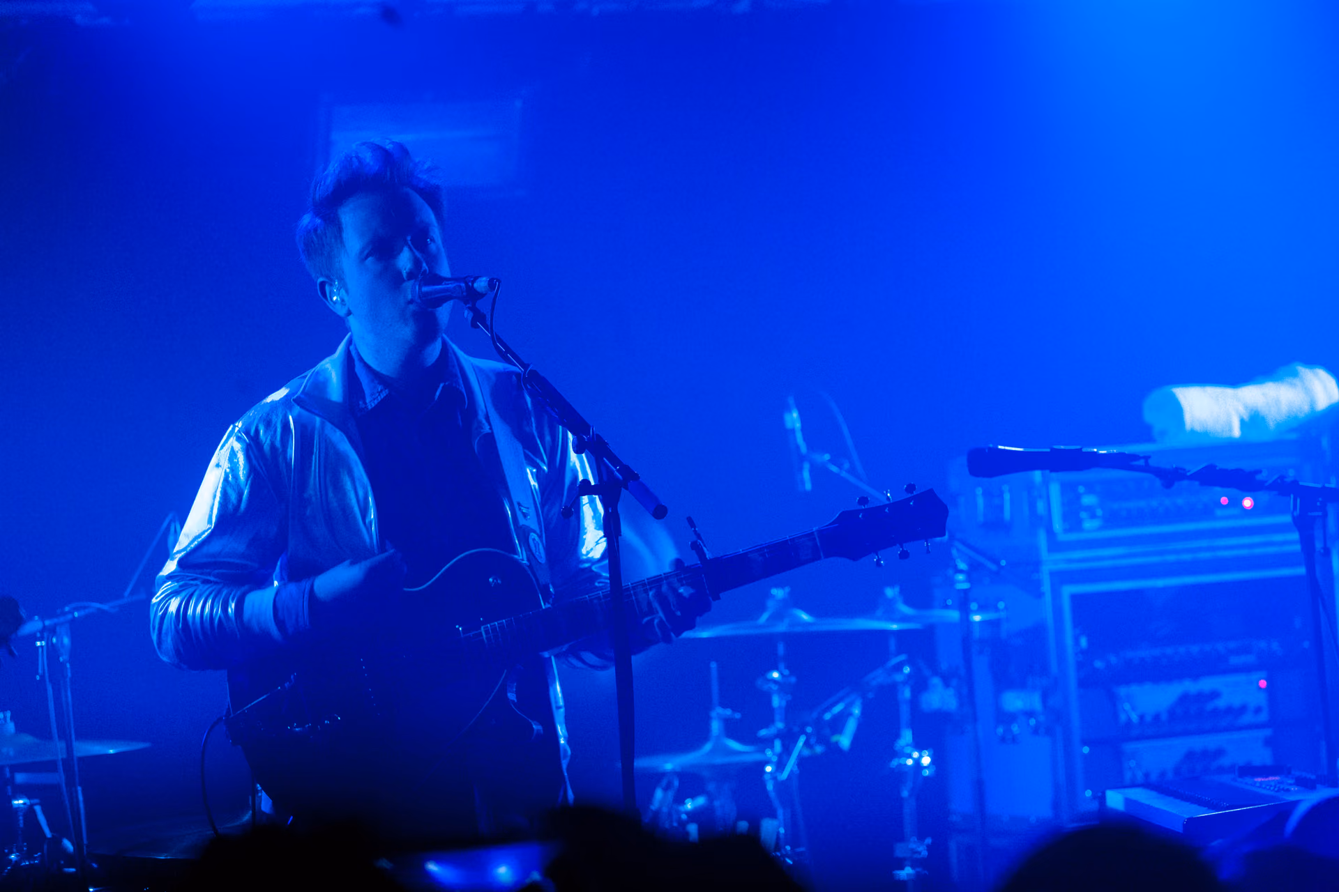Guitare dans la brume bleue