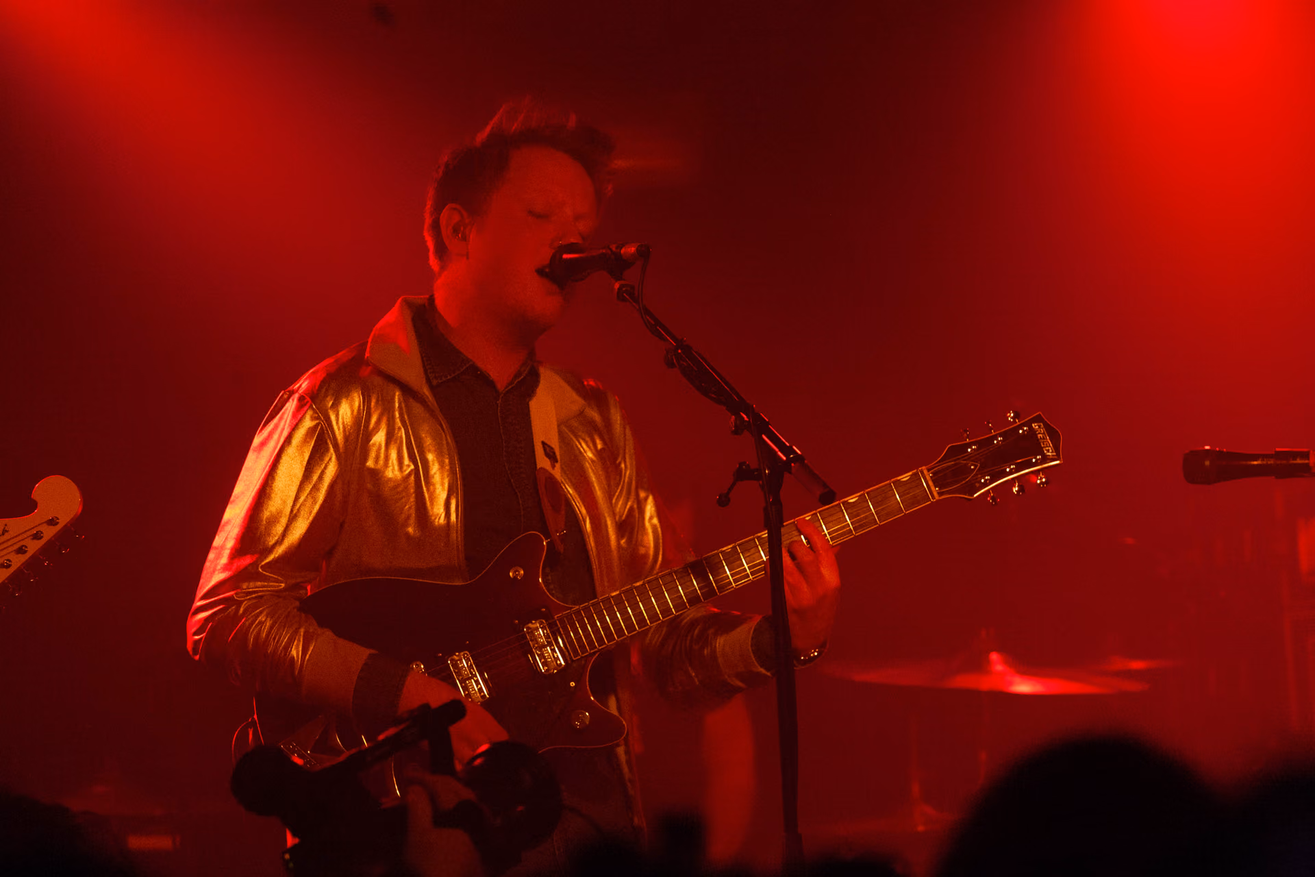 Chant et guitare sous les rouges