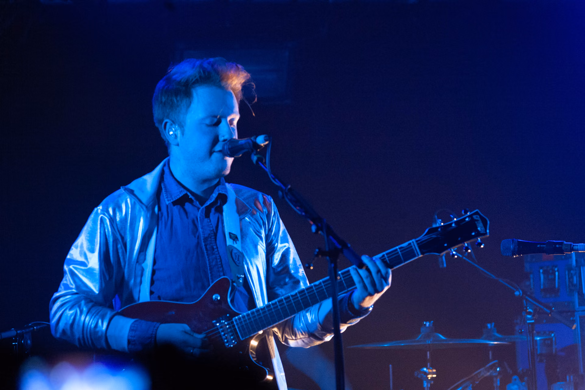 Guitare sous lumière bleue