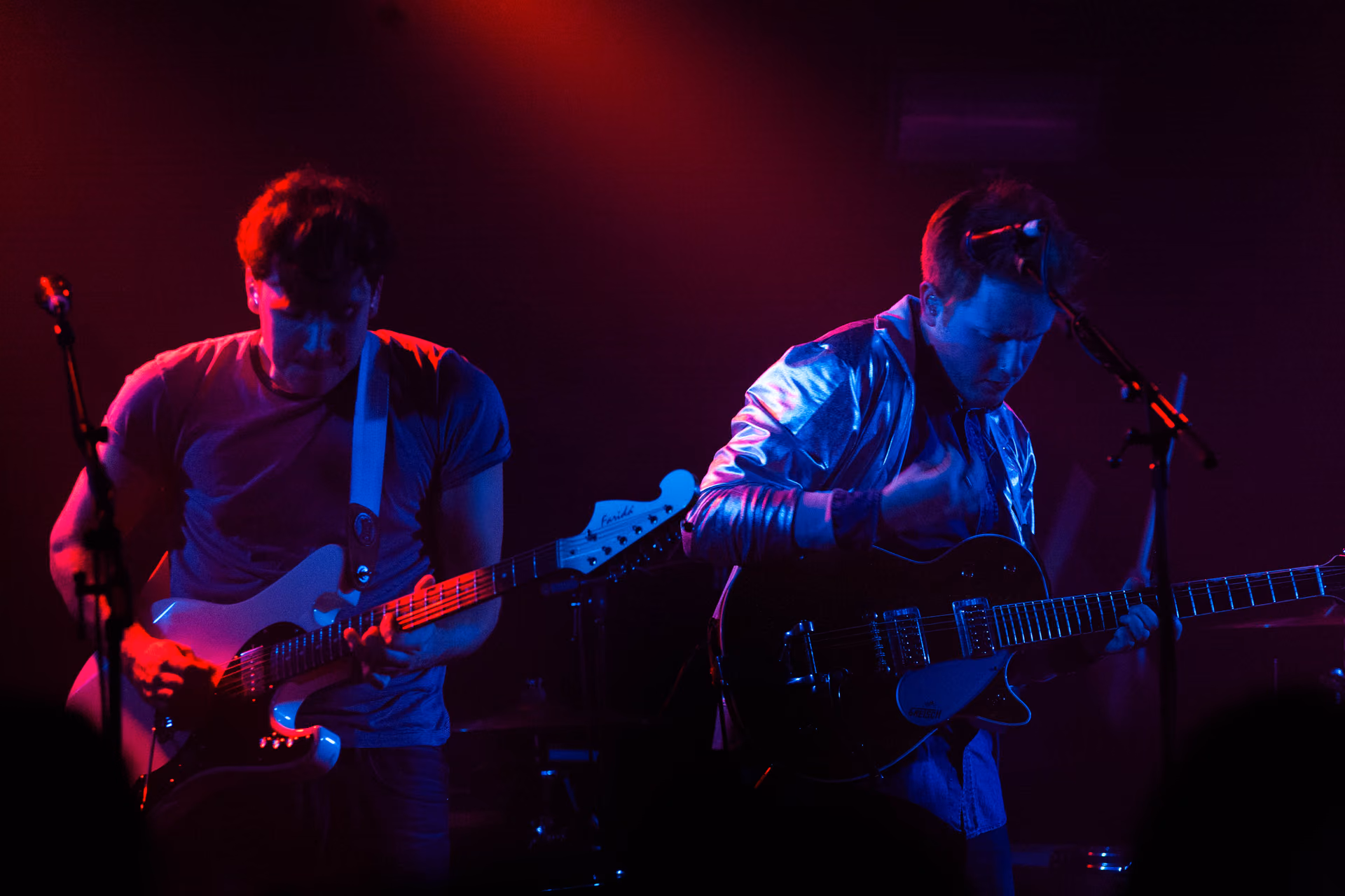 Le groupe dans la lumière bleue